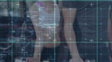 Dambılları kaldırmak, partnerler spor salonunda senkronize bukleler yapmak, üç boyutlu ızgara kas tepkisini izlemek. Kuvvet eğitimi, fitness, dijital fitness, biyometrik analiz, egzersiz, fizik, atletik performans