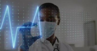 ECG dalgalanması olarak dijital ızgaranın arkasında beliren doktor, COVID-19 tüpünü ekran için hizaladı. Tıbbi, sağlık, tanı, teknoloji, bilim, profesyonellik, yenilik