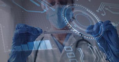 Holografik formda test şeridi tutan ve yükselen grafik devre simgelerini okuyan bir doktor. Tıbbi, tanı, fütüristik, hassasiyet, analiz, teknoloji, sağlık hizmetleri