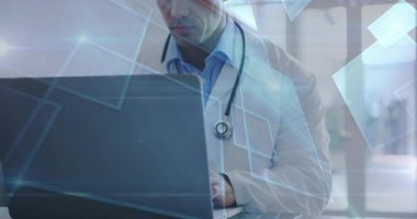 Tıp bürosundaki tuşlara basan doktor, hasta kayıtlarını okuyarak animasyon verilerini üst üste koyuyor. Dijital, teknoloji, sağlık, yenilik, profesyonel, analitik, modern