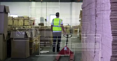 Depo işçisi çatalları çalıştırıyor, veri kaplamalı palet krikosunu çekerek ve iterek yük taşıyor. Lojistik, envanter, sanayi, üretkenlik, otomasyon, organizasyon, hizmet