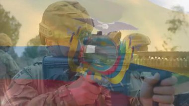 Askerler, askeri eğitim sahasında teçhizat ayarlarken duruş değiştirip dürbünlü tüfekleri kaldırıyorlar. Askeri, taktik, eğitim, hazırlık, silah, inme, çatışma