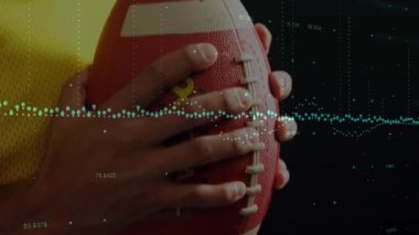 Futbol oyuncusu topu kavrıyor yüz maskesi eğiyor spor analitik dalgaları kaydırırken bakışlarını gösteriyor. Sporcu, performans, teknoloji, profesyonel, dijital, yoğunluk, odaklanma