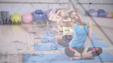 Ön katılımcı boyun-yan germe işlemini gerçekleştiriyor. Ağ, kaplama fitness üçlüsünü başlatıyor. Fitness, health, wellness, collaboration, innovation, modern, dynamic