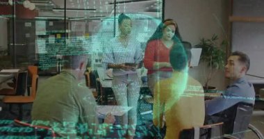 Toplantıda tableti tıklatan lider, veri tartışması için kademeli kodla dönen dünyayı aktifleştiriyor. İşbirliği, dijital, yenilik, teknoloji, takım çalışması, girişim, fütürist