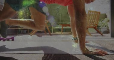 Spor meraklıları verandadaki dağcıları canlandırılmış mercek patlamalarıyla eğitime başlatıyorlar. Spor, egzersiz, kas, yaşam tarzı, eğitim, enerji