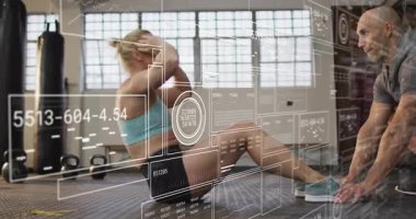 Antrenör ayak bileklerini sağlama alıyor. Müşterinin fitness antrenmanına başlaması. Ölçüm güncelleme sayısıyla birlikte. Atletik, güç, motivasyon, performans, dijital, sağlık, etkinlik