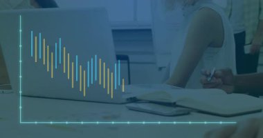 Meslektaşlar iş verilerini zaman çizgisine göre değişen çubuk grafik örtüsüyle gözden geçiriyorlar. Analizler, takım çalışması, yenilik, şirket, profesyonel, strateji, işbirliği