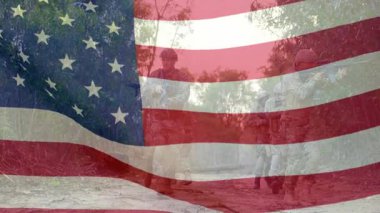 Ormandan şeffaf Amerikan bayrağı altında ilerleyen askeri birlik devriye için tüfekler kaldırıyor. Savaş, disiplin, takım çalışması, dayanıklılık, kamuflaj, açık hava, taktik