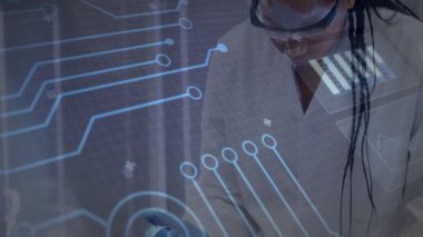 Laboratuar araştırmacısı pipeti seçiyor, holografik örtüleri etkinleştiriyor, reaktörü tüpün içine çekerken. Biyoteknoloji, yenilik, kesinlik, dijital, bilimsel, geleceksel, analitik