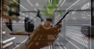 Masanın üzerinden akıllı telefonu dinleyen, 3 boyutlu veri tünelini çalıştıran ve canlı analitik yayınlar yapan bir kadın. Teknoloji, yenilik, veri görselleştirme, analitik, fütüristik, dijital arayüz, iş