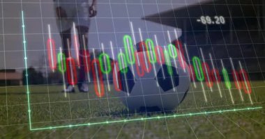 Erkek oyuncu kayıyor ve topa vuruyor. Metrik iyileşme gösteren şamdanla antrenman yapıyor. Atletik, takım çalışması, performans, analiz, esneklik, spor, yenilik