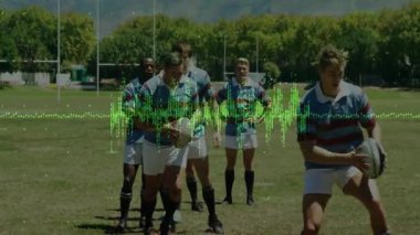 Erkek rugby oyuncuları, rugby antrenmanı için turuncu koni boyunca dönen toplar. Sporcular, takım çalışması, çeviklik, spor, açık hava, rekabet, fitness
