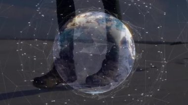 Kadın bot kaldırıyor, yürüyen sahil geziyor dönen dünyayı başlatıyor teknoloji ağı düğümlerini gösteriyor. Teknoloji, bağlantı, yenilik, seyahat, keşif, dijital, manzara