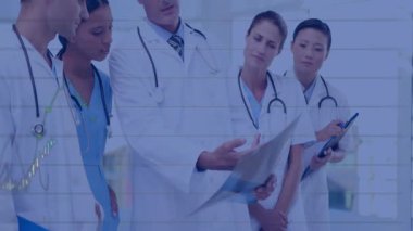 Kıdemli doktor film çeviriyor ve hastane koridorundaki verileri inceleyen ekip olarak grafikleri aktifleştiriyor. Tıbbi ekip, işbirliği, sağlık, klinik, analiz, tanı, veri görselleştirme