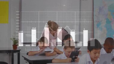 Öğretmenin girmesi, öğrencilere rehberlik etmesi tabletleri tıklaması animasyon veri grafiği geliştirme eğitimini örtüyor. Eğitim, dijital öğrenim, sınıf, teknoloji, yenilik, işbirliği, çocuklar