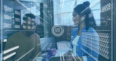 Kadın, veri incelemesi için dizüstü bilgisayarı yazarken animasyon veri panellerini çalıştıran tablete tıklıyor. İşbirliği, teknoloji, veri görselleştirme, modernleşme, takım çalışması, dijital arayüz, iş