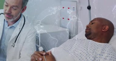 Doktor, hastanın röntgen noktalarını inceleyerek dünyayı etkinleştirmesine nabız oksimetresi uyguluyor. Tıbbi, sağlık, teknoloji, tanı, analiz, profesyonellik, yenilik