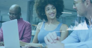 Dizüstü bilgisayarda yazı yazan bir kadın animasyon grafikleri hazırlıyor ve iş görüşmelerine öncülük ediyor. İşbirliği, teknoloji, yenilik, analitik, takım çalışması, modernite, görselleştirme