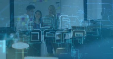 Adamın nota yerleştirmesi ekip beyin fırtınası sırasında ağ grafiğini başlatıyor. İşbirliği, yenilik, takım çalışması, dijital, teknoloji, strateji, beyin fırtınası