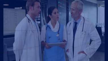 Tıbbi ekip tableti tıkırdatıyor, hasta istatistiklerini örtüyor, tedavi planı üzerinde çalışıyor. Klinik işbirliği, dijital sağlık, sağlık teknolojisi, hastane ekip çalışması, tıbbi analiz, teşhis araçları, profesyonel danışma