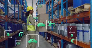 Depo işçisi koridorda yürürken gardiyanları, suyu, kutuları kaldırırken maliyet simgelerini etkinleştiriyor. Sanayi, lojistik, sürdürülebilirlik, verimlilik, kullanım, otomasyon, şirket.