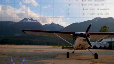 Mavi yükleme çemberi şebeke örtüşmesi başlatılıyor ve eğri düzlem üzerindeki ölçümleri gösteriyor. Havacılık, analitik, veri görselleştirme, dağlar, ulaşım, teknoloji, açık hava