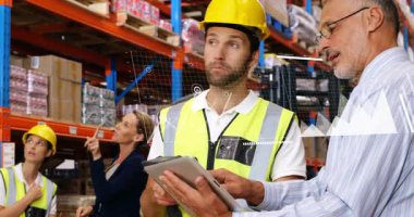 Yönetici, teknisyen depo ölçümlerini incelerken raflara işaret ediyor ve tablet girişini başlatıyor. Sanayi, lojistik, takım çalışması, veri, verimlilik, verimlilik, tarama