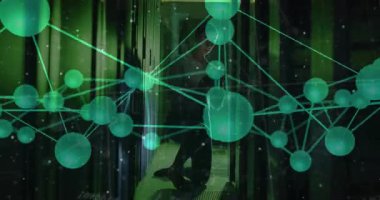 Tarama sonuçlarına göre bilişim teknisyeni raflarda diz çöküp test için sürücüyü değiştiriyor. Teknoloji, ağ, altyapı, dijital, güvenlik, yenilik, modern