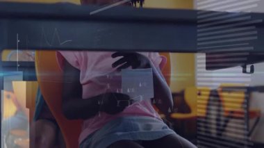 Sınıf ödevi için kâğıt çeviren kız öğrenci. Çizelge kaydırma kullanarak ders çalışıyor. Eğitim, öğrenim, öğrenci, sınıf, odaklanma, konsantrasyon, öğrenim