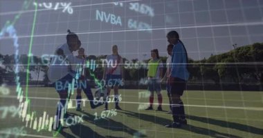 Orta yaşlı oyuncu, top hokkabazlığı yapıyor hisse senedi grafikleri üst üste bindirip takım arkadaşlarının sahada eğitim çemberini oluşturuyor. Spor, takım çalışması, fitness, analitik, teknoloji, açık hava, dinamik