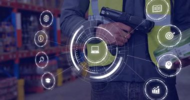 Depo çalışanı barkod taraması yapıyor. Kamera yükselirken ve hisse senedi verileri alırken AR simgelerini fırlatıyor. Envanter, lojistik, teknoloji, sanayi, verimlilik, verimlilik, yenilik