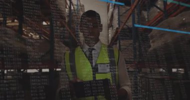 Depo müfettişi tableti tıklatıyor ve envanteri doğrularken mavi çubuklarla kodu etkinleştiriyor. Teknoloji, lojistik, veri, sanayi, otomasyon, üretkenlik, yönetim