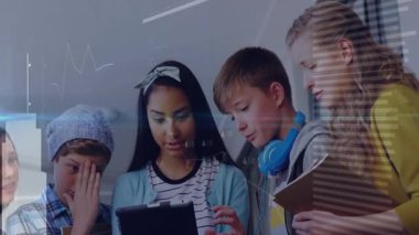 Eğitim tabletinin etrafındaki öğrenciler, ekranı tıkırdatan çocuklar veri gösteren animasyon çizelgeleri başlatıyorlar. İşbirliği, teknoloji, eğitim, takım çalışması, öğrenme, yenilik, sınıf