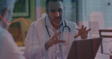 Doktor grafiği başlatıyor ve hasta görüşü için jestlerle tıbbi veri değişimlerini gösteriyor. Tıbbi, danışma, veri, analiz, sağlık, iletişim, meslek