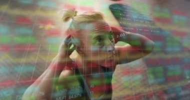 Yetişkin bir sporcunun finansal tablosunu etkinleştirmesi elleri kulaklarının arkasına yerleştirip çatırdatmasını sağlıyor. Fitness, egzersiz, egzersiz, dijital, veri, analiz, sağlık