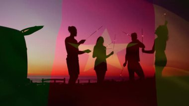 Gün batımı Senegal bayrağının kıvılcımları, dans eden arkadaşlar etkinlik pazarlamasıyla gurur duyuyorlar. Kutlama, birlik, canlılık, eğlence, açık hava, canlı, uyum