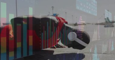 Adam güvertede tahtadan başlıyor ve veri izleme uygunluğuyla şınav çekiyor. Eğitim, dayanıklılık, motivasyon, teknoloji, aktivite, fitness, açık hava