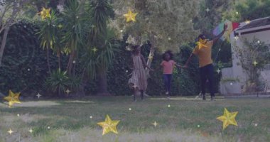 Avluda el ele tutuşurken, anne baba kız uçurtmayı kaldırıyor sonra da sağlığına kavuşuyor. Aile, açık hava, yaşam tarzı, canlı, bağlantı, oyuncu, boş zaman