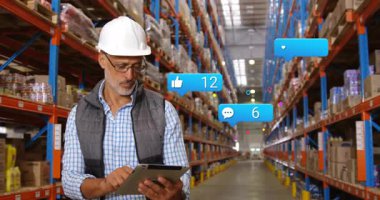 Lojistik yöneticisi mavi kaplama üzerine tableti tıklatıyor ve sosyal ölçümleri güncelliyor. Sanayi, teknoloji, analitik, depo, lojistik, dijital, veri