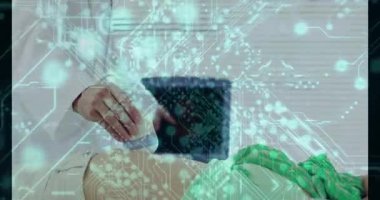 Doktor jel uyguluyor, karnını sonda ile tarıyor ve doğum öncesi sağlığını vurguluyor. Tıbbi, teknoloji, tanı, yenilik, sağlık, analiz, profesyonel