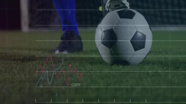 Futbolcu topun arkasına ayak basıyor, internete düşmeden önce spor analizlerini canlandırıyor. Atletik, rekabet, performans, eğitim, dijital, teknoloji, açık hava