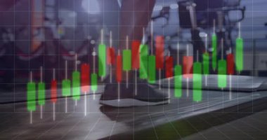 Fitness kullanıcısı koşu bandı kemerine basarak şamdanı etkinleştiriyor takip pazarı eğilimlerini örtüyor. Atletik, hareket, teknoloji, sağlık, kararlılık, canlılık, modern