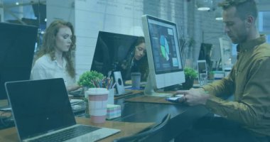 Üç meslektaşım yüzen çizelgelerle analitik gösterge paneli oluştururken yazıp kaydırıyor. İşbirliği, üretkenlik, modern, kurumsal, veri, yenilik, takım çalışması