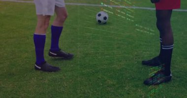 İki oyuncu sahaya çıkıyor ve el sıkışma sırasında top üzerinden spor analizi hologramını çalıştırıyor. Sporcular, yarışma, takım çalışması, dijital, yenilik, performans, işbirliği