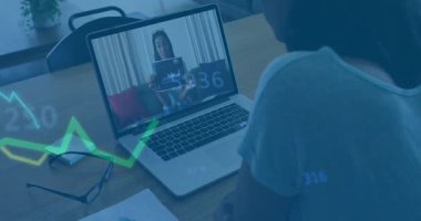 Adam ekranı süpüren animasyon çizelgeleri olarak tableti döndüren sunucuyu finans aramasına başlıyor. Teknoloji, işbirliği, veri, analiz, yenilik, uzak, modern