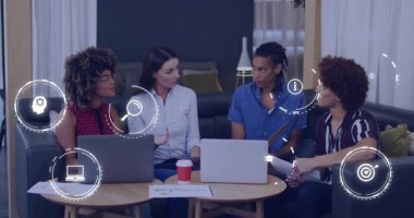 Proje planlamasına başlamak için el kol hareketi yapan orta yaşlı bir kadın, masanın üzerine dizilmiş ikonları izleyen meslektaşlar. İşbirliği, takım çalışması, beyin fırtınası, yenilik, iş dünyası, tartışma, ofis