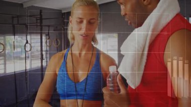 Spor hocası kronometreyi kontrol ediyor ve canlı ölçümleri incelemek için su içen müşteri olarak açıklıyor. Spor, performans, analitik, motivasyon, sağlık, eğitim, teknoloji