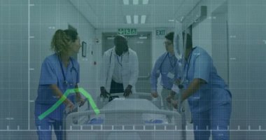 Doktor, hastane koridorunda yeşil çizgili sedye iten rayları çeken bir ekip yönetiyor. Sağlık personeli, ekip çalışması, hastane ortamı, sağlık hizmetleri, klinik, koordinasyon, profesyonellik