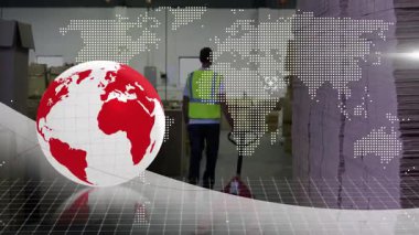 Palet krikoyla uğraşan bir depo işçisi, dünya ikonu dönüşümlü nakliye için koridor boyunca itiyor. Lojistik, tedarik zinciri, dağıtım, sanayi, ulaşım, envanter, operasyonel